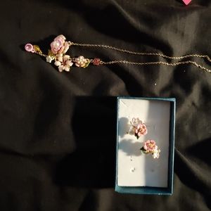 Super girly flower necklace with matching earrings